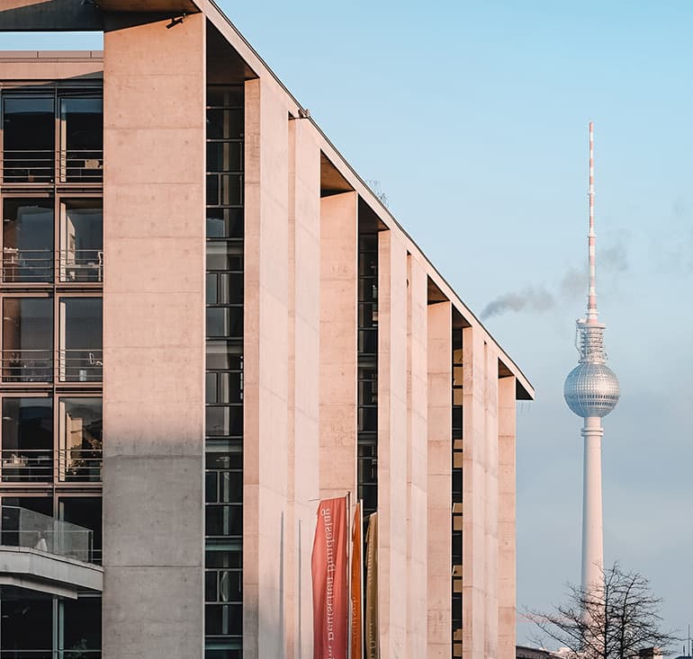 Kanzleramt mit Fernsehturm im Hintergrund
