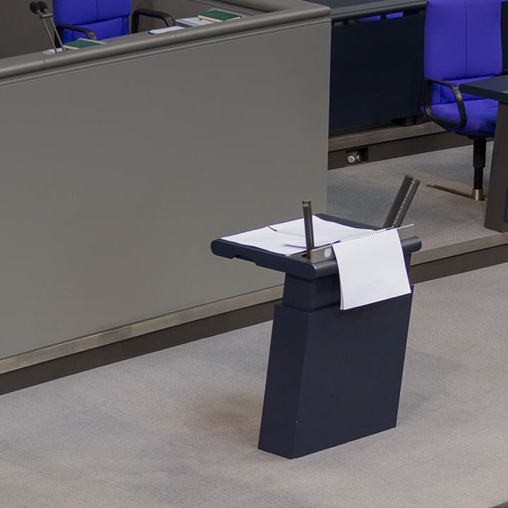 Rednerpult im leeren Plenarsaal im Bundestag
