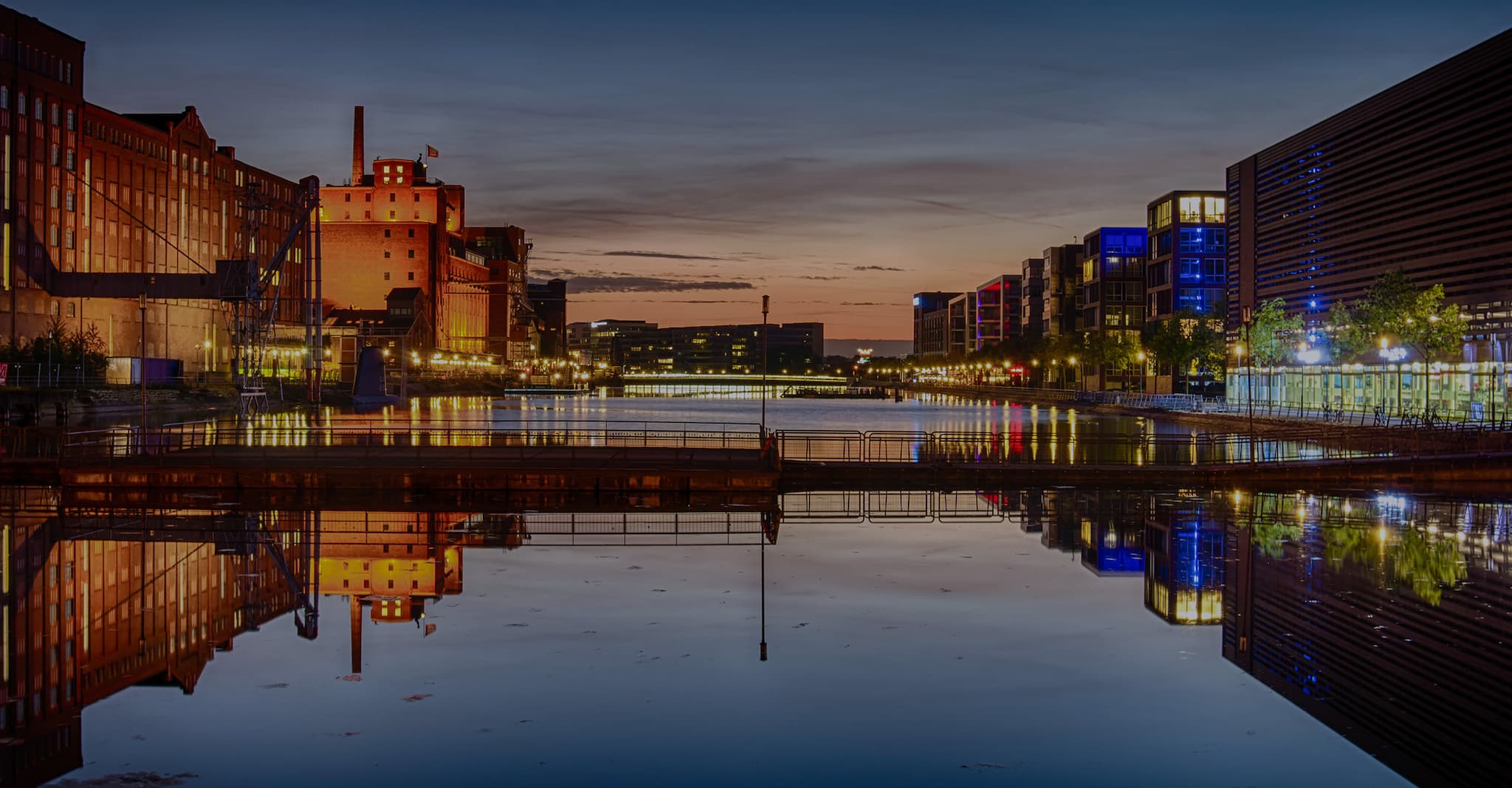 Hafen in Duisburg bei untergehender Sonne