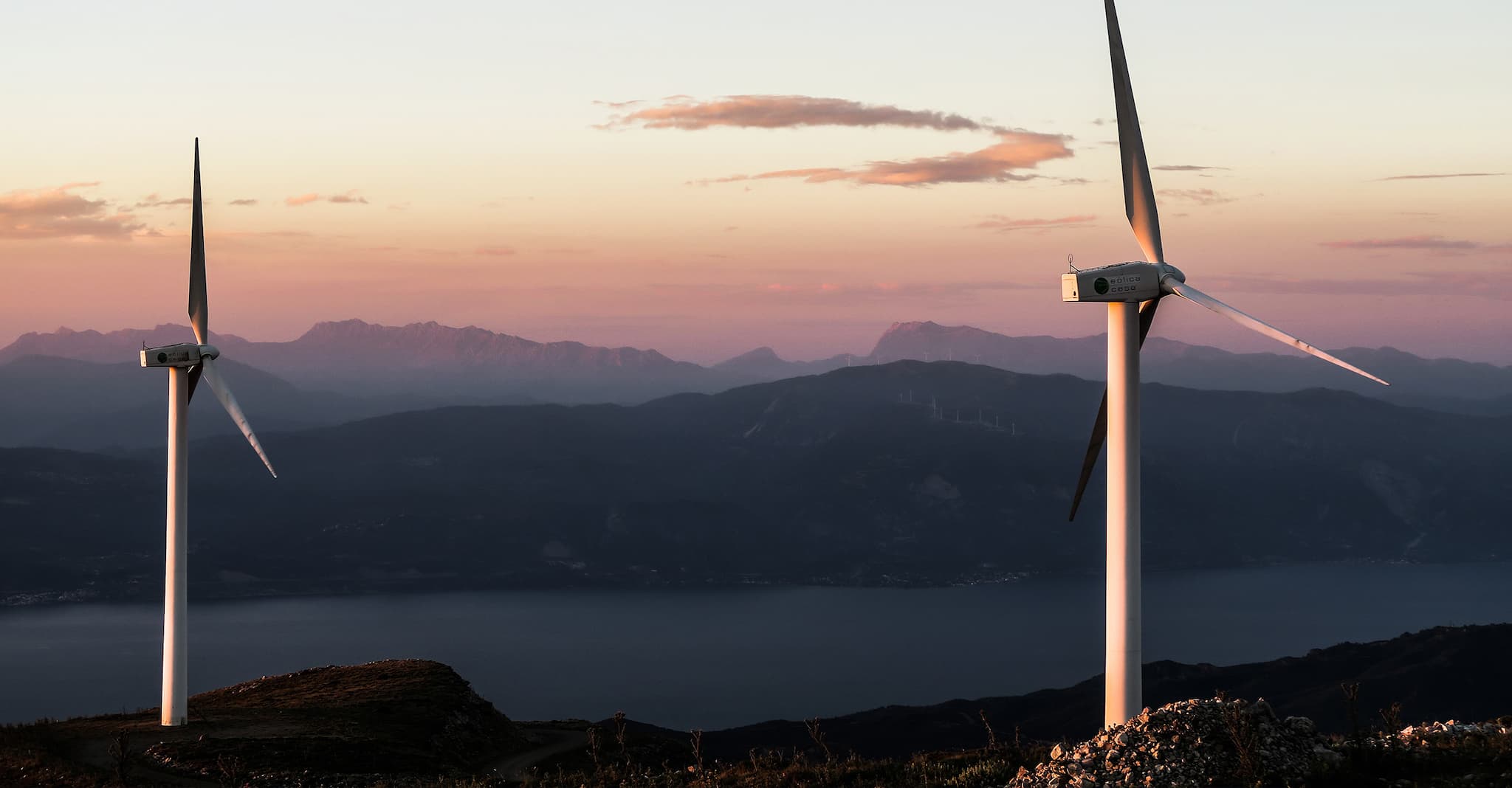Windräder in Bergregion mit Morgenröte