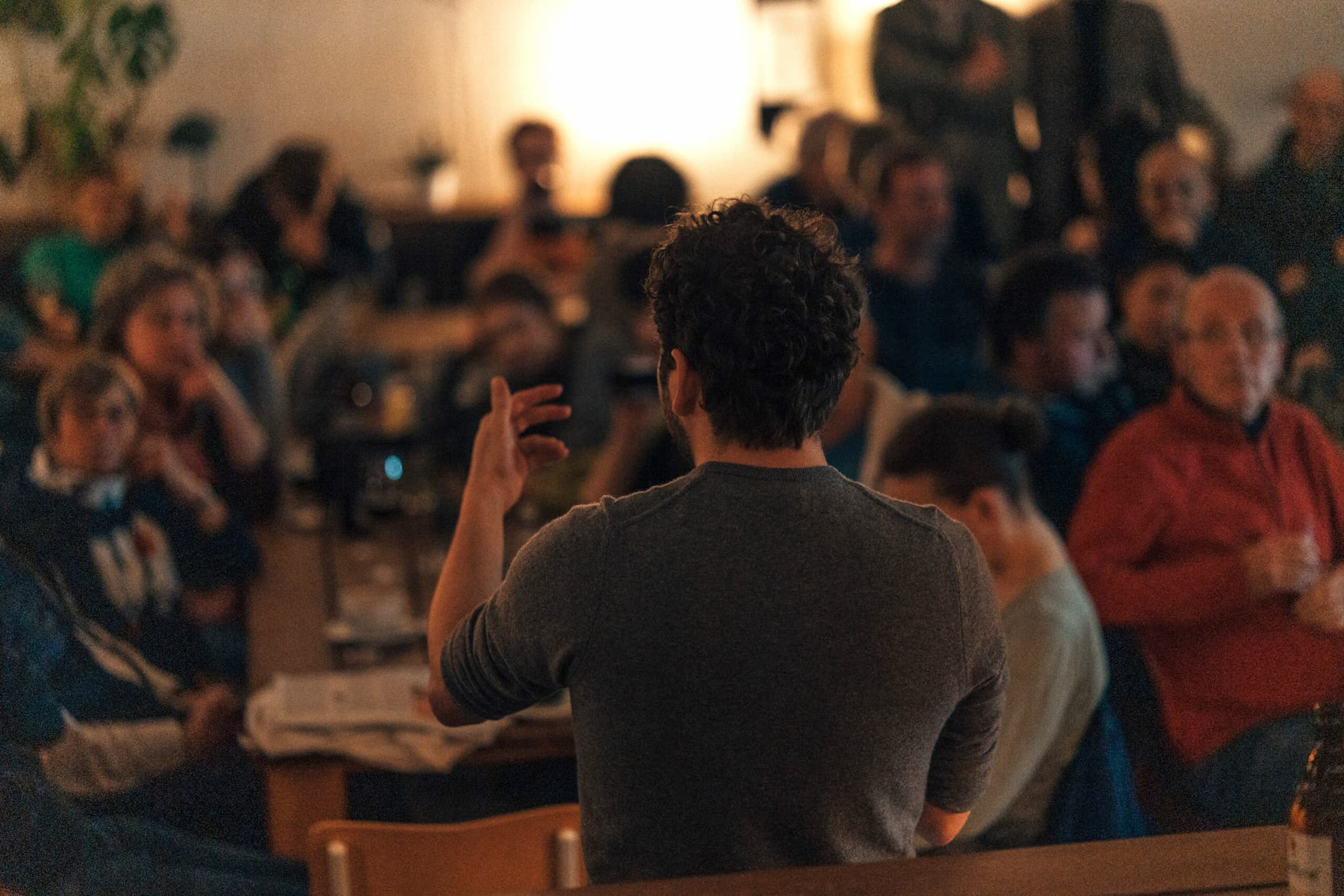 Felix Banaszak spricht vor Zuhörenden in einer Location in Duisburg, 2024